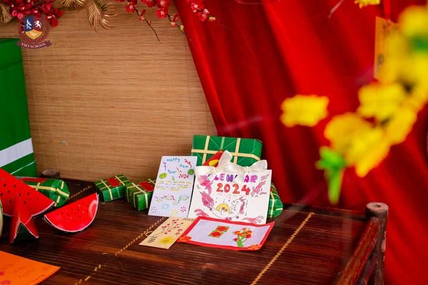 [DỰ ÁN MÔN TIẾNG ANH] VIETSCHOOLERS GỬI YÊU THƯƠNG VÀO NHỮNG TẤM THIỆP CHÚC TẾT, LÌ XÌ ĐẦU XUÂN