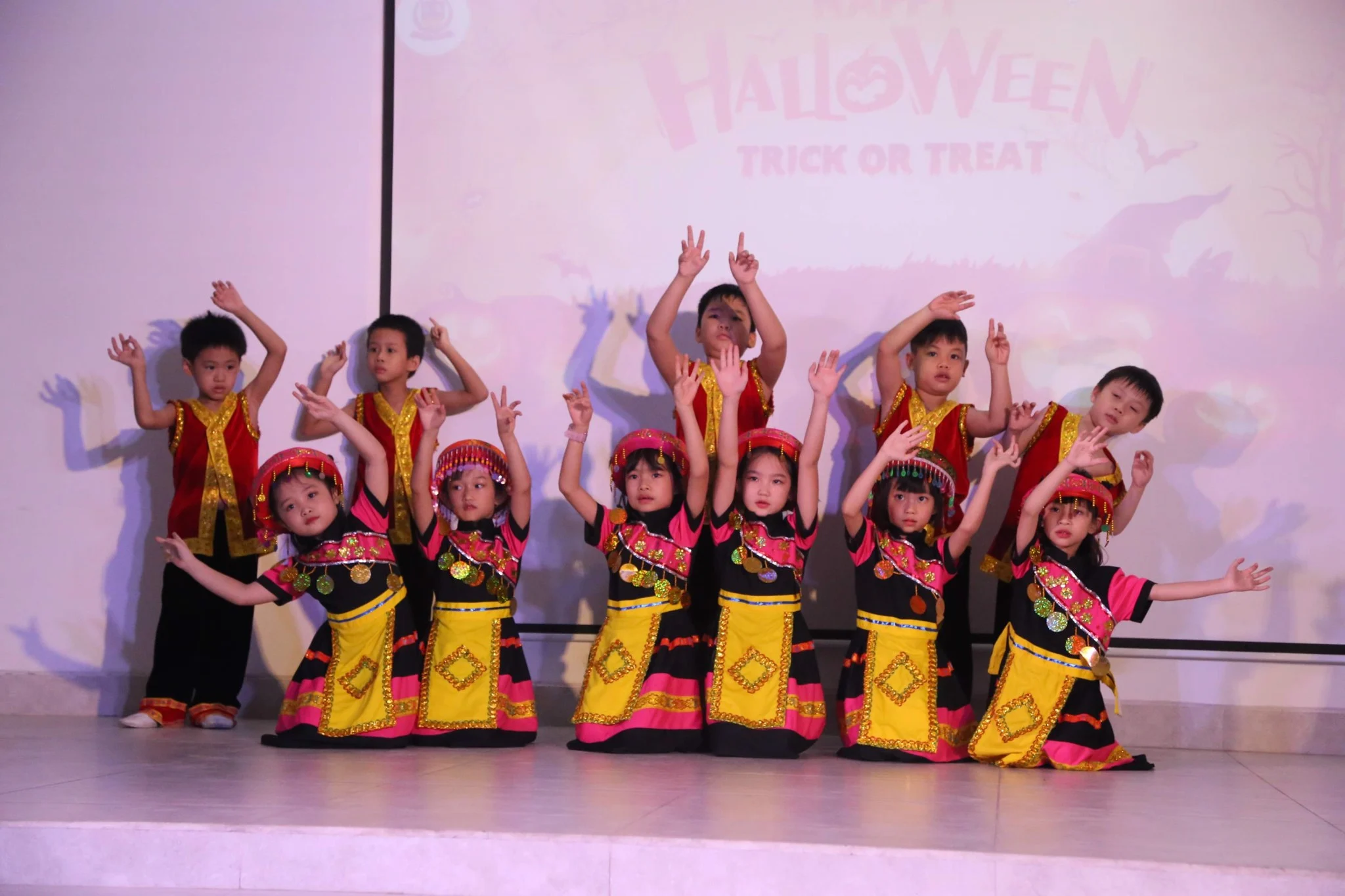 HALLOWEEN RỰC RỠ SẮC MÀU VÀ NHỮNG VŨ ĐIỆU TỎA SÁNG CỦA VIETSCHOOLERS