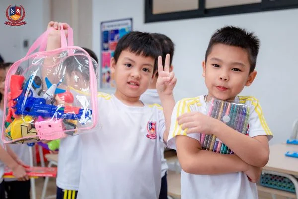 VIETSCHOOLERS CÙNG QUỸ TRĂNG XANH “NÂNG BƯỚC EM ĐẾN TRƯỜNG”