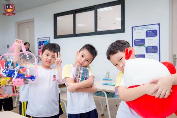 VIETSCHOOLERS CÙNG QUỸ TRĂNG XANH “NÂNG BƯỚC EM ĐẾN TRƯỜNG”