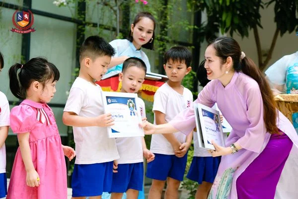 LỄ BẾ GIẢNG NĂM HỌC 2022-2023: NHỮNG EM BÉ TRƯỞNG THÀNH CỦA MẦM NON VIETSCHOOL