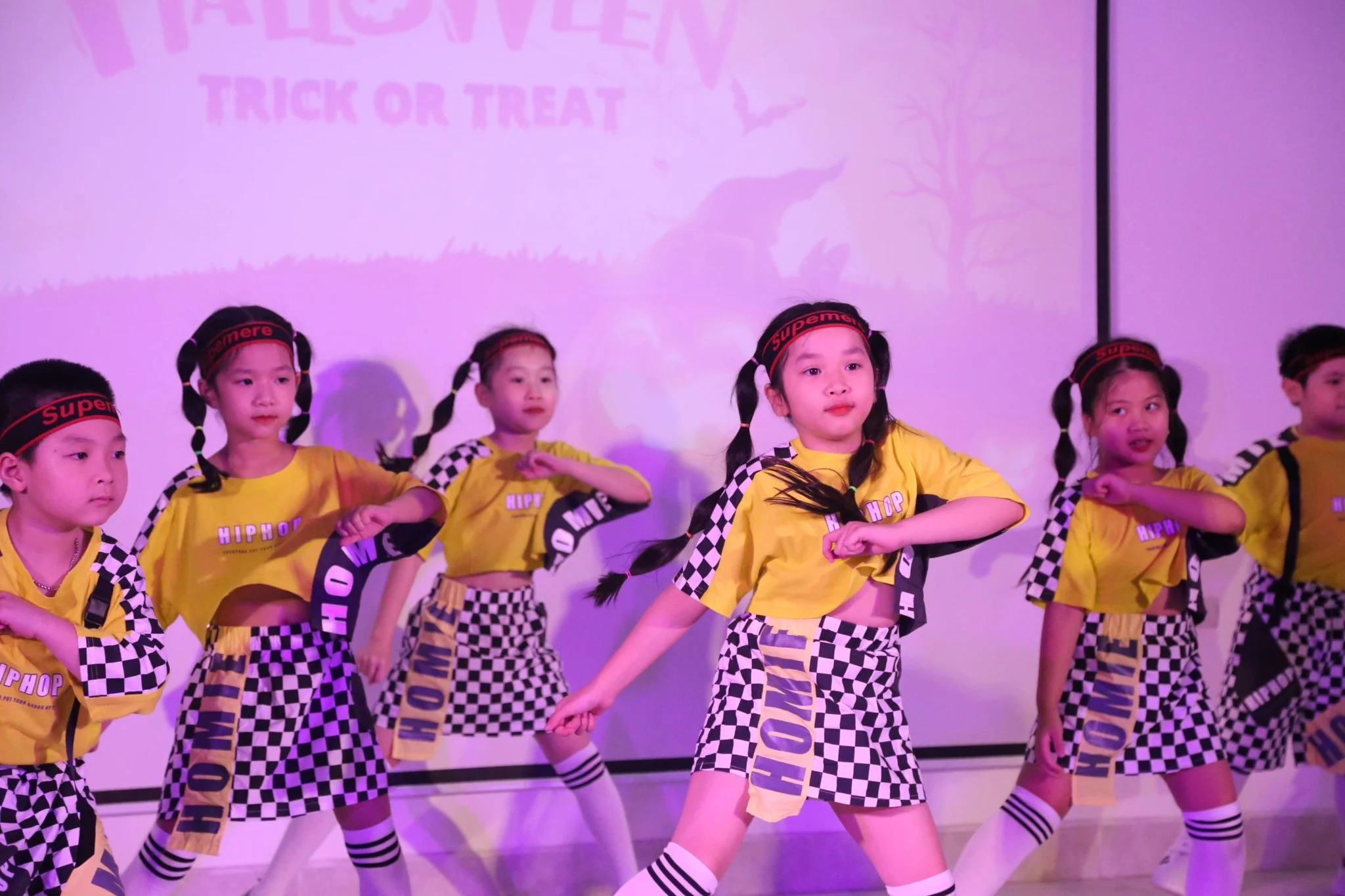 HALLOWEEN RỰC RỠ SẮC MÀU VÀ NHỮNG VŨ ĐIỆU TỎA SÁNG CỦA VIETSCHOOLERS
