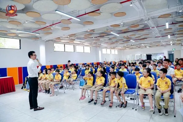 Thầy Phạm Văn Tuấn - Trưởng Ban tổ chức phát biểu khai mạc Ngày hội