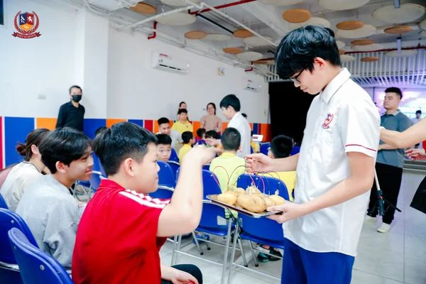 H️ình ảnh học sinh tương tác với khản giả sau khi thực hiện xong thí nghiệm của nhóm