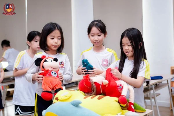 VIETSCHOOLERS CÙNG QUỸ TRĂNG XANH “NÂNG BƯỚC EM ĐẾN TRƯỜNG”