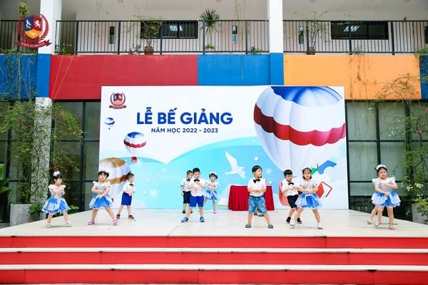 LỄ BẾ GIẢNG NĂM HỌC 2022-2023: NHỮNG EM BÉ TRƯỞNG THÀNH CỦA MẦM NON VIETSCHOOL