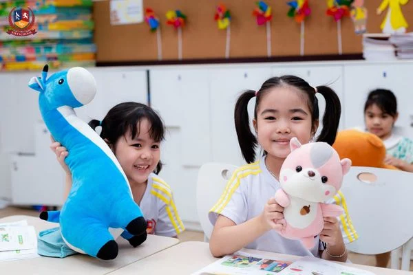 VIETSCHOOLERS CÙNG QUỸ TRĂNG XANH “NÂNG BƯỚC EM ĐẾN TRƯỜNG”