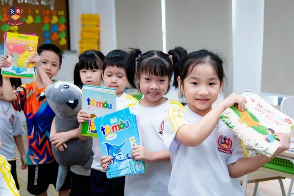 VIETSCHOOLERS CÙNG QUỸ TRĂNG XANH “NÂNG BƯỚC EM ĐẾN TRƯỜNG”