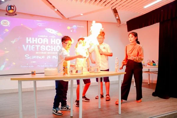 Phần thi trình diễn Science Magic - Tiết mục Bàn tay lửa của 3 chàng ảo thuật gia lớp 6V1C: Nhật Minh, Tuấn Phong, Đăng Khoa