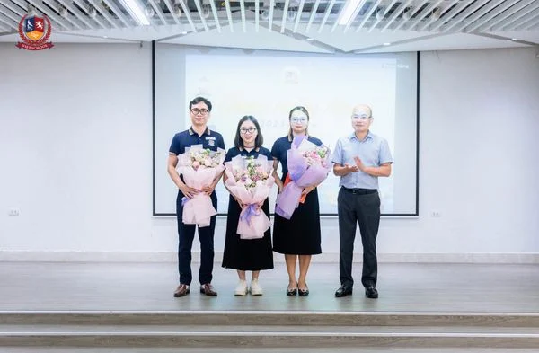 Ông Tạ Hoài Hạnh trao quyết định bổ nhiệm Ban Giám hiệu và tổ trưởng chuyên môn mới.