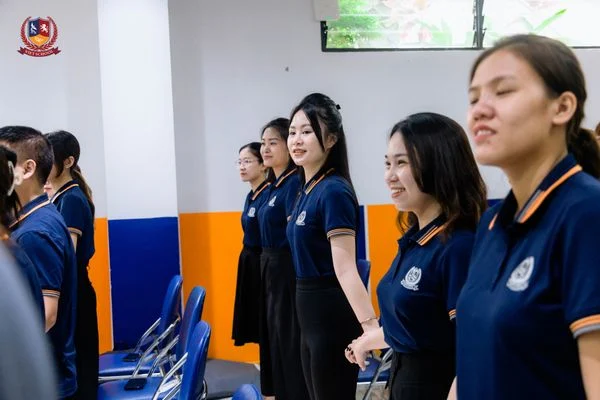 Toàn thể cán bộ, giáo viên, nhân viên nhà trường nắm tay nhau thể hiện quyết tâm cho năm học 2023-2024.