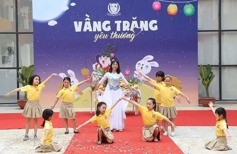 Đêm hội trăng rằm “Trung thu là tết, tết là đoàn viên” tại Vietschool