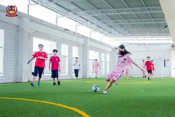 [CHUYỆN KỂ GIÁO VIÊN] HÀNH TRÌNH TRÊN SÂN CỎ CÙNG TRÁI BÓNG TRÒN: SỨC MẠNH VÀ Ý CHÍ