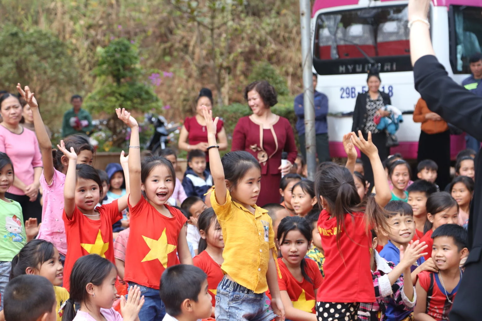 HÀNH TRÌNH ĐƯA NẮNG ẤM MÙA XUÂN ĐẾN VỚI HỌC SINH VÙNG CAO