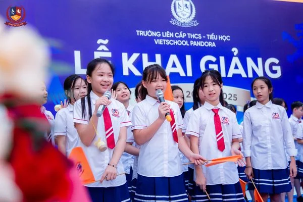LỄ KHAI GIẢNG “ĐỔI MỚI VÀ SÁNG TẠO” CỦA HỌC SINH VIETSCHOOL