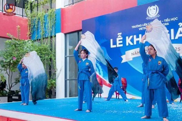 LỄ KHAI GIẢNG “ĐỔI MỚI VÀ SÁNG TẠO” CỦA HỌC SINH VIETSCHOOL