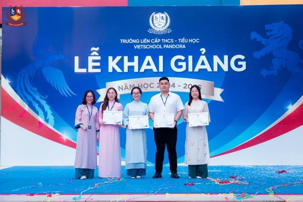 LỄ KHAI GIẢNG “ĐỔI MỚI VÀ SÁNG TẠO” CỦA HỌC SINH VIETSCHOOL