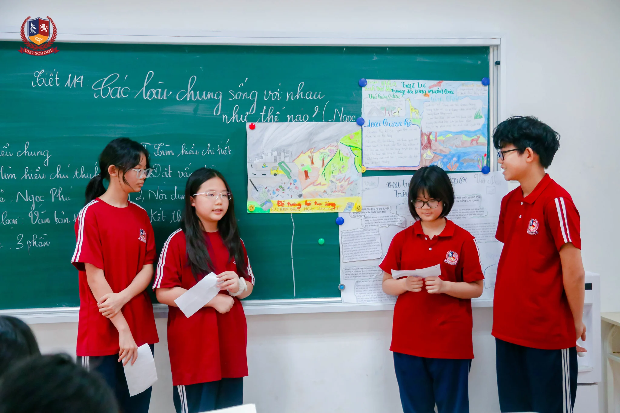 MÔN NGỮ VĂN TẠI VIETSCHOOL - CÁCH ĐỂ TRẺ CẢM THỤ THẾ GIỚI BẰNG CẢ TRÁI TIM Học sinh Vietschool thuyết trình về sản phẩm học tập của nhóm