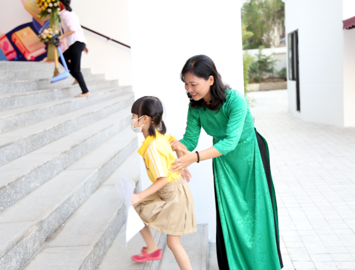 MUÔN VÀN CẢM XÚC DÂNG TRÀO TRONG NGÀY LỄ KHAI GIẢNG ĐẶC BIỆT NĂM HỌC 2020 – 2021 TẠI VIETSCHOOL Cô Vũ Hồng Loan – Hiệu trưởng nhà trường đã có mặt tại cổng trường từ sớm để chào đón các con dự Lễ Khai giảng năm học mới 2020-2021