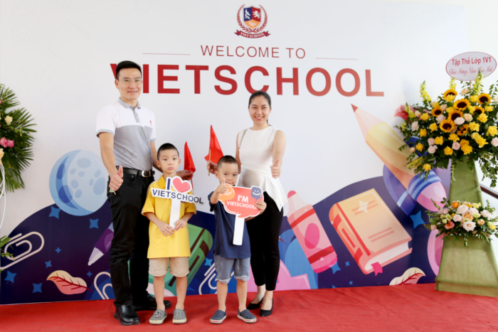 MUÔN VÀN CẢM XÚC DÂNG TRÀO TRONG NGÀY LỄ KHAI GIẢNG ĐẶC BIỆT NĂM HỌC 2020 – 2021 TẠI VIETSCHOOL Phụ huynh hào hứng đưa con đến trường dự Lễ Khai giảng 2020-2021tại trường liên cấp THCS – Tiểu học Vietschool Pandora.
