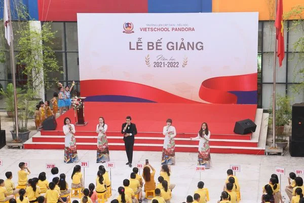 LỄ BẾ GIẢNG ĐẦY YÊU THƯƠNG CỦA CÁC VIETSCHOOLERS KHÉP LẠI MỘT NĂM HỌC THẬT ĐẶC BIỆT
