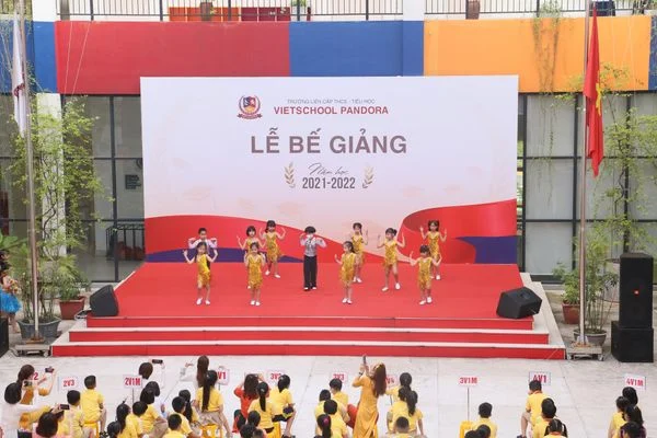 LỄ BẾ GIẢNG ĐẦY YÊU THƯƠNG CỦA CÁC VIETSCHOOLERS KHÉP LẠI MỘT NĂM HỌC THẬT ĐẶC BIỆT