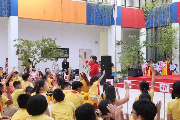 LỄ BẾ GIẢNG ĐẦY YÊU THƯƠNG CỦA CÁC VIETSCHOOLERS KHÉP LẠI MỘT NĂM HỌC THẬT ĐẶC BIỆT