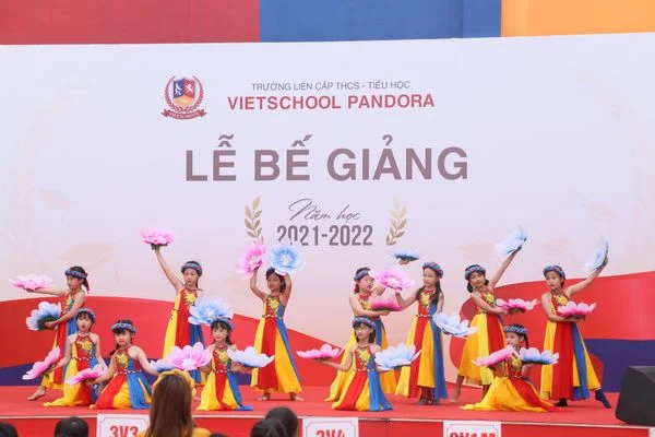LỄ BẾ GIẢNG ĐẦY YÊU THƯƠNG CỦA CÁC VIETSCHOOLERS KHÉP LẠI MỘT NĂM HỌC THẬT ĐẶC BIỆT