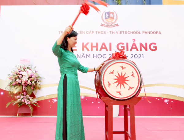 MUÔN VÀN CẢM XÚC DÂNG TRÀO TRONG NGÀY LỄ KHAI GIẢNG ĐẶC BIỆT NĂM HỌC 2020 – 2021 TẠI VIETSCHOOL Cô Vũ Hồng Loan thực hiện nghi thức đánh trống khai trường, bắt đầu năm học mới thành công rực rỡ.