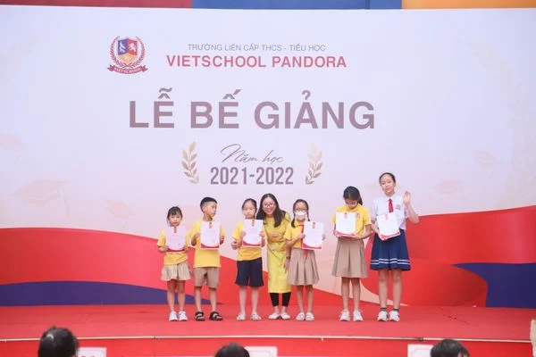 LỄ BẾ GIẢNG ĐẦY YÊU THƯƠNG CỦA CÁC VIETSCHOOLERS KHÉP LẠI MỘT NĂM HỌC THẬT ĐẶC BIỆT