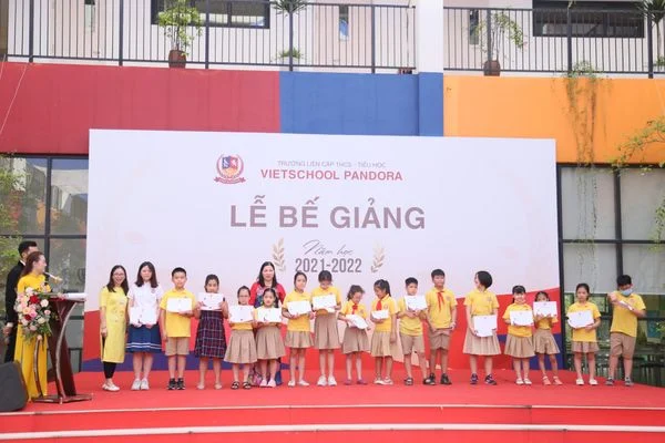 LỄ BẾ GIẢNG ĐẦY YÊU THƯƠNG CỦA CÁC VIETSCHOOLERS KHÉP LẠI MỘT NĂM HỌC THẬT ĐẶC BIỆT