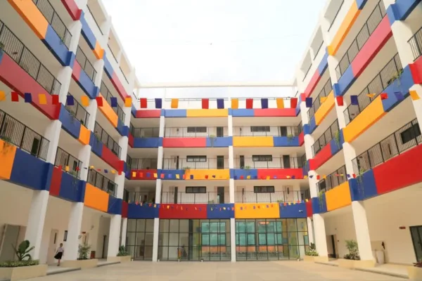Không gian vô cùng thoáng đãng khi đặt bước chân đầu tiên tới Vietschool.
