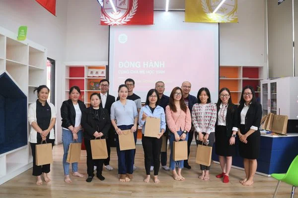 KẾT THÚC THÀNH CÔNG HỘI THẢO THÁNG 10 “ĐỒNG HÀNH CÙNG CON CHUYẾN CẤP" Chụp hình lưu niệm với BLĐ nhà trường