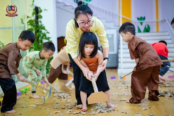 HỘP RỐI KỂ CHUYỆN VÀ NÓN KỂ CHUYỆN: MỞ RA THẾ GIỚI DIỆU KỲ