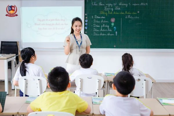 “IPHONE DẤU CÂU”: VIETSCHOOLERS THIẾT KẾ “ỨNG DỤNG” HỌC DẤU CÂU THẬT ĐƠN GIẢN