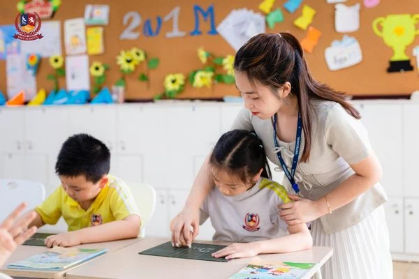 “IPHONE DẤU CÂU”: VIETSCHOOLERS THIẾT KẾ “ỨNG DỤNG” HỌC DẤU CÂU THẬT ĐƠN GIẢN