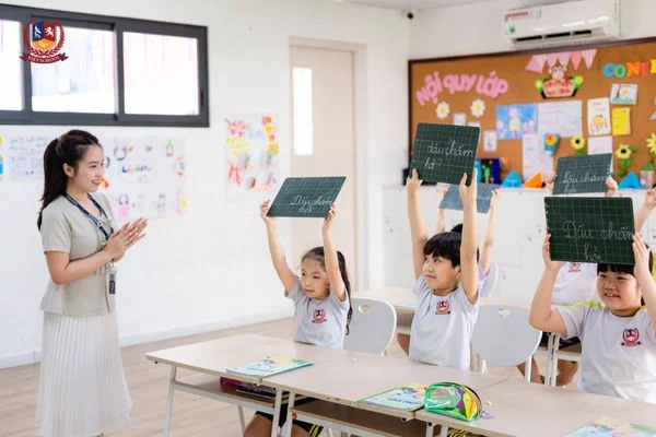 “IPHONE DẤU CÂU”: VIETSCHOOLERS THIẾT KẾ “ỨNG DỤNG” HỌC DẤU CÂU THẬT ĐƠN GIẢN