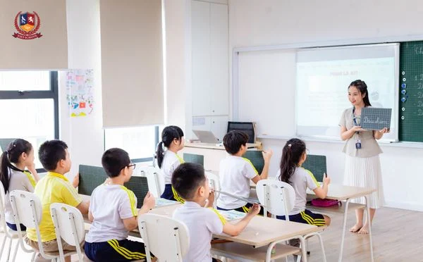 “IPHONE DẤU CÂU”: VIETSCHOOLERS THIẾT KẾ “ỨNG DỤNG” HỌC DẤU CÂU THẬT ĐƠN GIẢN