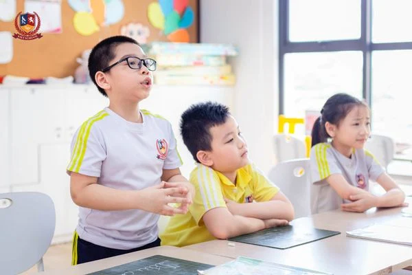 “IPHONE DẤU CÂU”: VIETSCHOOLERS THIẾT KẾ “ỨNG DỤNG” HỌC DẤU CÂU THẬT ĐƠN GIẢN