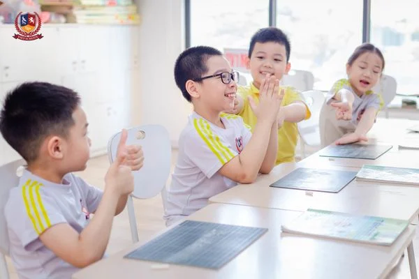 “IPHONE DẤU CÂU”: VIETSCHOOLERS THIẾT KẾ “ỨNG DỤNG” HỌC DẤU CÂU THẬT ĐƠN GIẢN