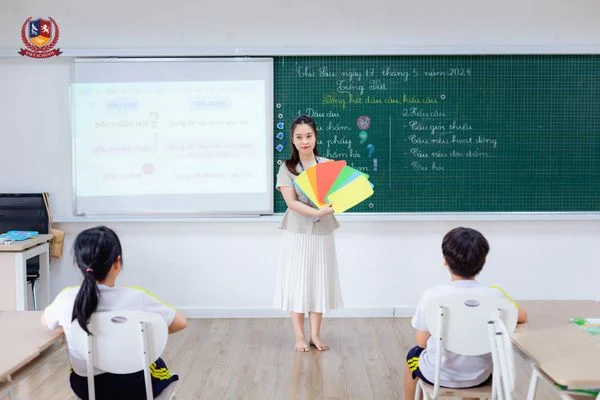 “IPHONE DẤU CÂU”: VIETSCHOOLERS THIẾT KẾ “ỨNG DỤNG” HỌC DẤU CÂU THẬT ĐƠN GIẢN