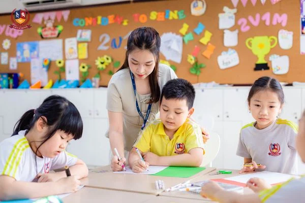 “IPHONE DẤU CÂU”: VIETSCHOOLERS THIẾT KẾ “ỨNG DỤNG” HỌC DẤU CÂU THẬT ĐƠN GIẢN