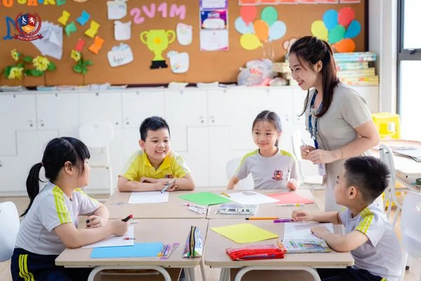 “IPHONE DẤU CÂU”: VIETSCHOOLERS THIẾT KẾ “ỨNG DỤNG” HỌC DẤU CÂU THẬT ĐƠN GIẢN