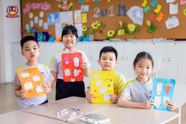 “IPHONE DẤU CÂU”: VIETSCHOOLERS THIẾT KẾ “ỨNG DỤNG” HỌC DẤU CÂU THẬT ĐƠN GIẢN