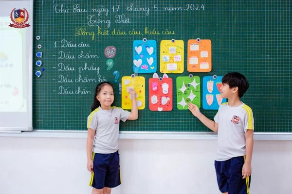 “IPHONE DẤU CÂU”: VIETSCHOOLERS THIẾT KẾ “ỨNG DỤNG” HỌC DẤU CÂU THẬT ĐƠN GIẢN