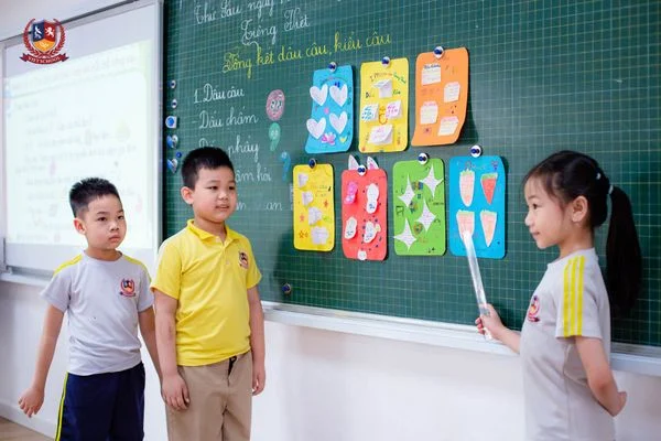 “IPHONE DẤU CÂU”: VIETSCHOOLERS THIẾT KẾ “ỨNG DỤNG” HỌC DẤU CÂU THẬT ĐƠN GIẢN