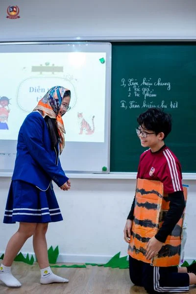 VIETSCHOOLERS VÀO VAI PHÓNG VIÊN, DIỄN VIÊN, HỌA SĨ,... ĐỂ KHÁM PHÁ TÁC PHẨM VĂN HỌC