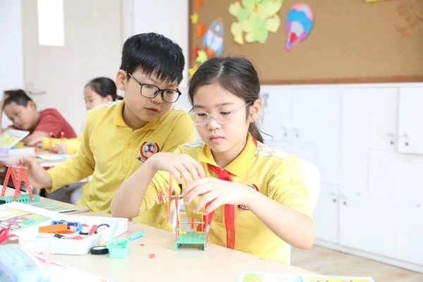 LẮP GHÉP MÔ HÌNH CÓ GIÚP VIETSCHOOLERS SÁNG TẠO, THÔNG MINH?