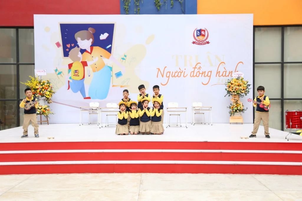 LỄ TRI ÂN THẦY CÔ – NGƯỜI ĐỒNG HÀNH THẦM LẶNG Tiết mục “Vui đến trường” rộn ràng của 1V3