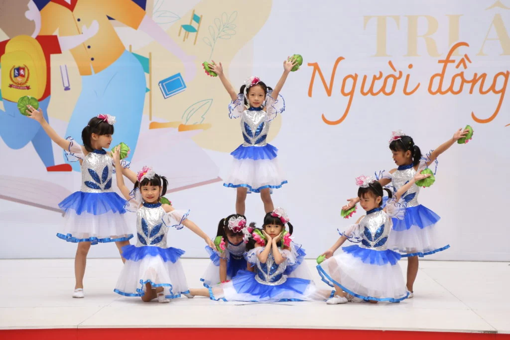 LỄ TRI ÂN THẦY CÔ – NGƯỜI ĐỒNG HÀNH THẦM LẶNG “Món quà tặng cô” xúc động của lớp 2I1